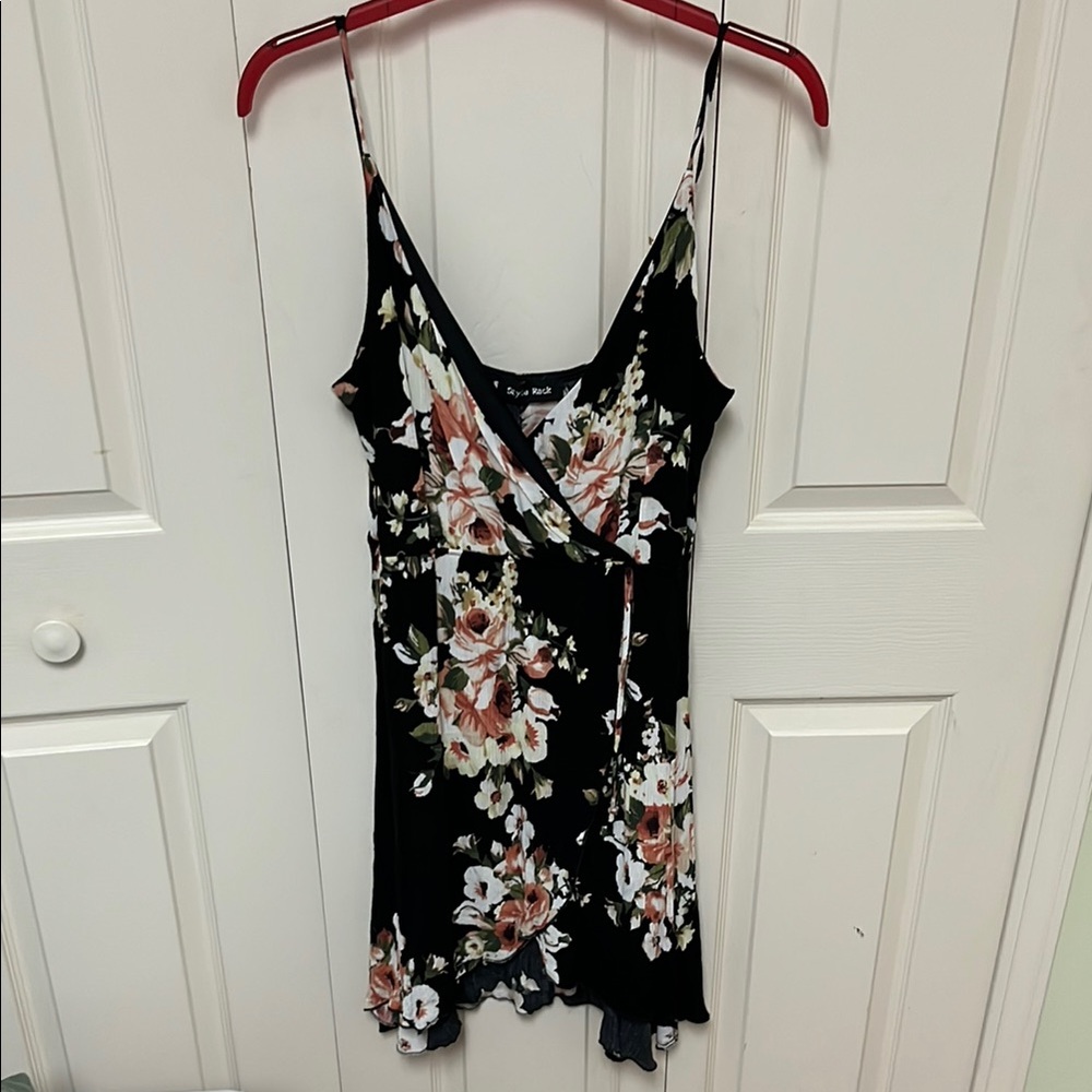 Style Rack black/floral dress, L. Excellent preowned condition.